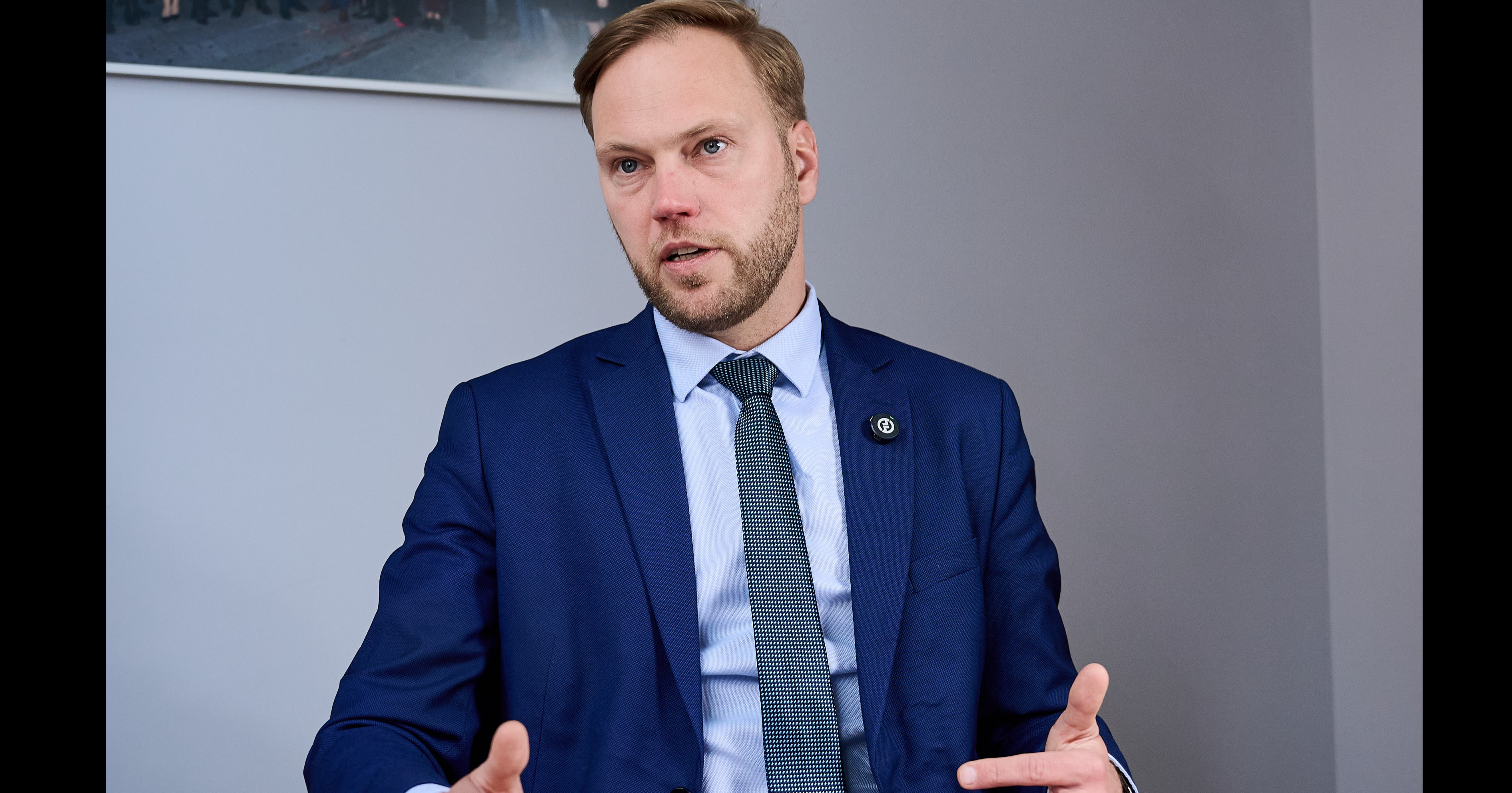 Valsts ar trīs cepurēm galvā