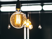 Elektroenerģijas cenai grib noteikt griestus