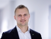 Ar "elkoņiem" par vietu tirgū