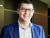 Grūti manevrēt, ja esi zem palielināmā stikla