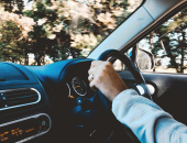 Pieaug interese par elektroauto, bet jauna auto iegādē aizvien dominē tradīcijas