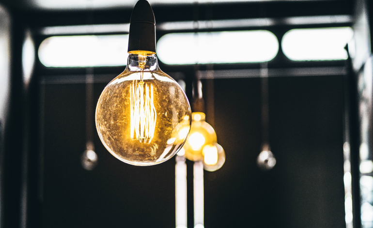 Elektroenerģijas cenai grib noteikt griestus