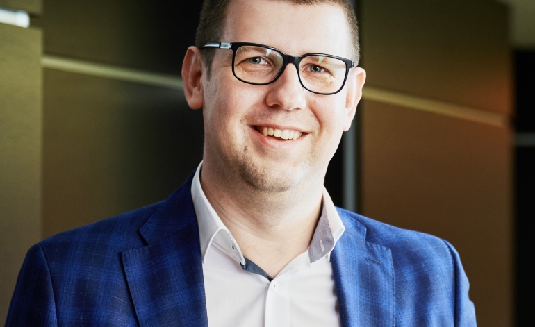 Grūti manevrēt, ja esi zem palielināmā stikla