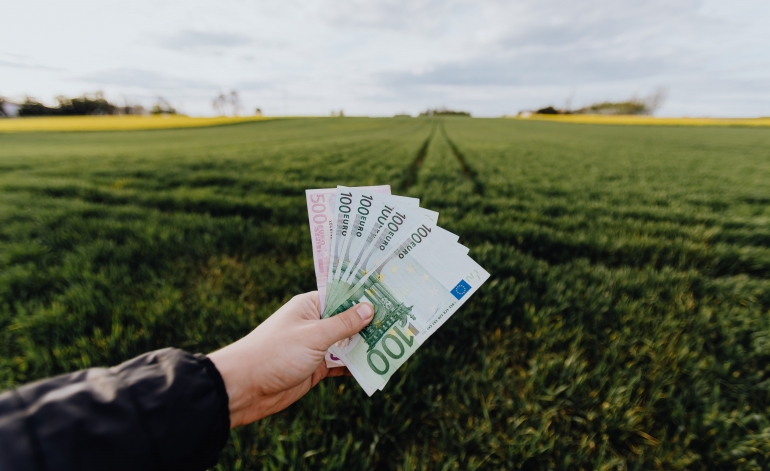 Samaksāto nodokļu apjoms visstraujāk audzis izmitināšanas un ēdināšanas nozarē