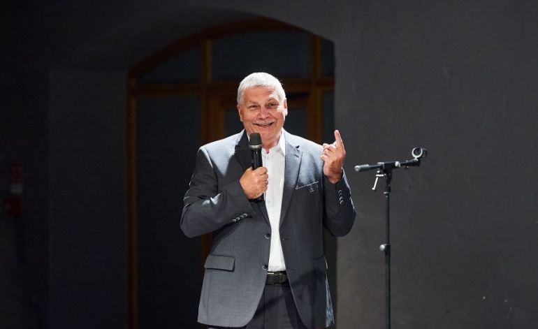 Koka daudzstāvu mājām ir vieta pilsētvidē