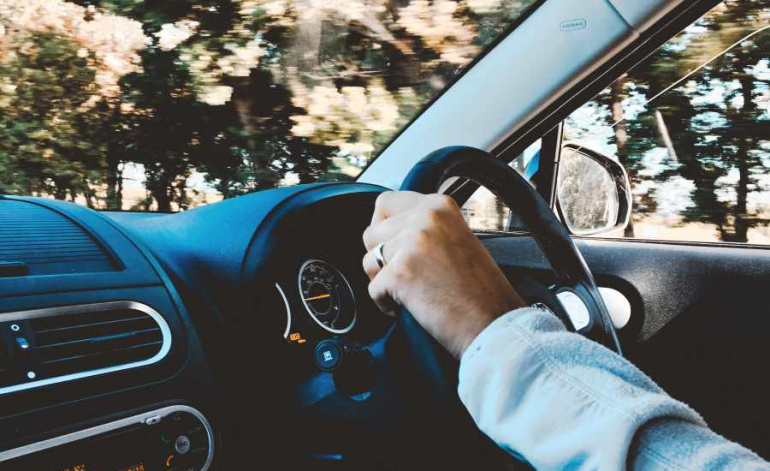 Pieaug interese par elektroauto, bet jauna auto iegādē aizvien dominē tradīcijas