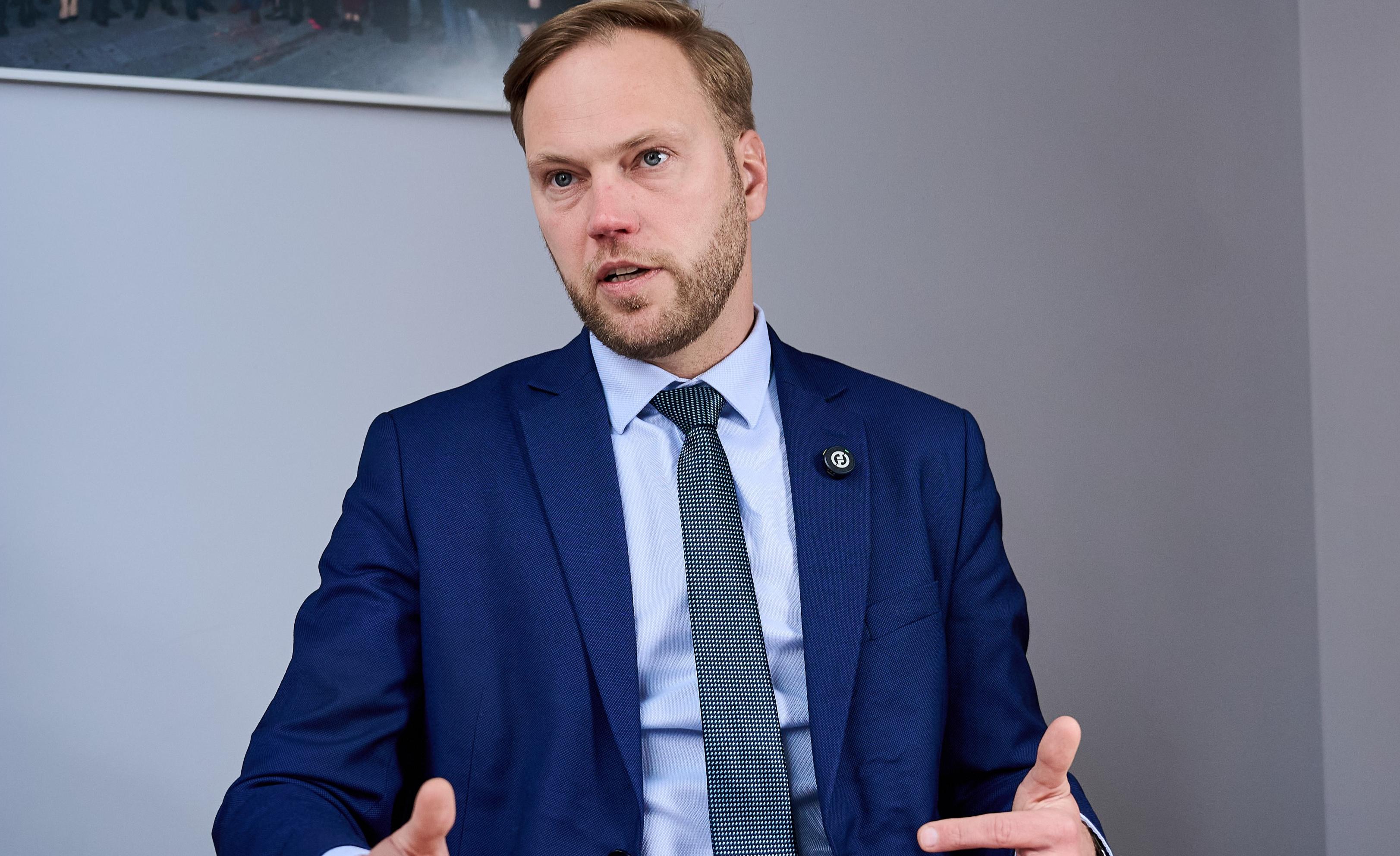 Valsts ar trīs cepurēm galvā