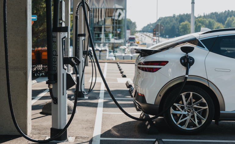 Latvija – līderis elektroauto pieprasījuma kāpumā Baltijā un Polijā