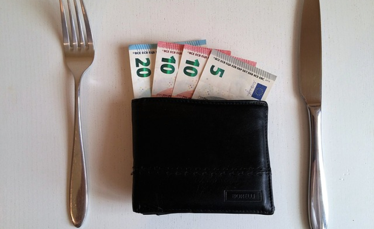 Nākamgad minimālā alga būs 700 eiro 